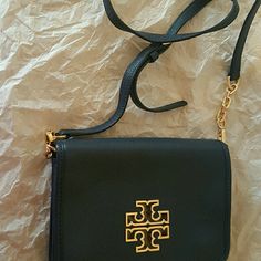 Navy Tory Burch Leather Crossbody Bag. Adjustable Leather And Chain Strap. New Without Tags. Tan Travel Bag With Chain Strap, Foldover Crossbody Bag, Tory Burch Crossbody Bag, Tory Burch Boots, Coach Boots, Tory Burch Crossbody, Mens Leather Boots, Orange Bag, Tory Burch Bags