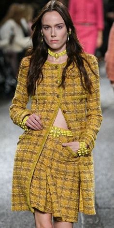 Chanel Plaid, Chanel Style Jacket, Chanel Jackets, Coco Chanel Fashion, Chanel Jacket, Chanel Couture, Fantasy Gowns, Stylish Work Outfits