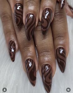 Brown Nail Gel Designs, Chocolate Colour Nails, Simple Fall/winter Nails, Nail Asthetic Idea, Brown Detail Nails, Brown And Silver Nail Designs, Hershey Nail Designs, Dark Academia Nail Ideas, Dark Academia Acrylic Nails