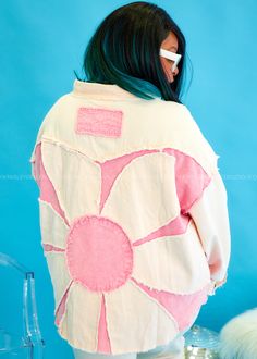 WRAP YOURSELF UP IN DAISY DREAMS WITH THIS PLAYFUL SHACKET! Pink w/ Ivory Contrast | Large Daisy Patch on Back Collared Neckline | Full-length Sleeves | Frayed Hemline Soft Denim Feel | No Stretch | Relaxed Fit Snap Buttons | Bust Pockets | Side Pockets Shell: 100% Cotton Contrast: 100% Cotton Measurements Bust Measured Laid Flat Across Front | Armpit to Armpit S 26” | M 27” | L 28” | XL 29” Length Measured Shoulder to Hemline S 22” | M 23” | L 24” | XL 25” Approx. 3" longer in the back Model: H Daisy Meadows, Gingham Outfit, Daisy Patches, Large Daisy, Mode Hippie, Diy Tops, Jeans Diy, Dope Fashion, Fashion Attire