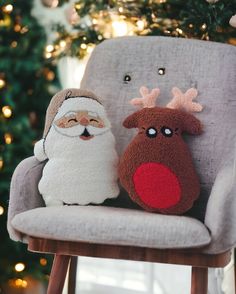 two stuffed animals are sitting on a chair