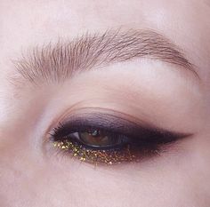 Gold Eyeliner Makeup, Gold Eyeliner, Gold Eye Makeup, Eyeliner Makeup, Bold Makeup, Gold Eyes, Eye Makeup Remover, Creative Makeup