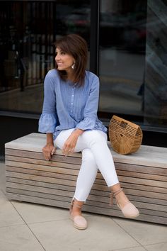 White Jeans Outfit, Elegante Casual, Chambray Shirt, White Pants, Autumn Fashion Women, Look Chic