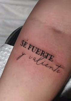 a tattoo that reads se fuerte y valente on the arm, in cursive font