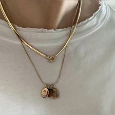 Necklace Stack Mixed Metals, Mixed Metal Necklace Stack, Mix Metal Jewelry, Jewelry Goals, Iconic Outfits, Mixing Metals, Necklace Stack, Indie Jewelry