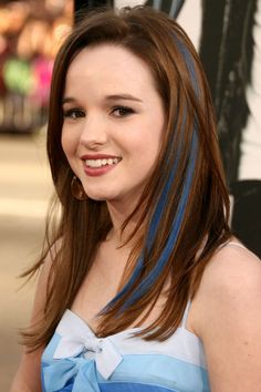 ‘Kay Panabaker (also known as Zac’s ex girlfriend) shows off the blue streak in her hair as she arrives at the 17 Again premiere held at Grauman’s Chinese Theatre in Hollywood on Tuesday night (Apr… Blue Hair Streaks, Hair Stripes, Underlights Hair, Pink Streaks, Hair Streaks, Blue Streaks, Super Hair, Trendy Hair Color, Hair Color Blue