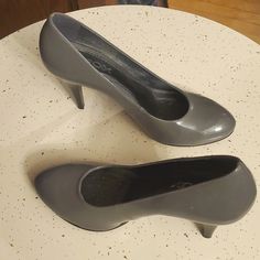 This Listing Is For A New Pair Of Geox Breathable Grey Patent Leather Pumps, With A Black Heel In A Size 7, Eur 37. These Have A Leather Upper, Leather Lining And The Patented Geox Respira Sole. They Are Waterproof And Breathable. Perfect For A Rainy Day Event And To Keep Your Feet Comfortable And Dry. Please Check Out Their Website For Further Information On The Respira Sole. Https://Www.Geox.Com/En-Us/Geox-World/Hi-Tech_ranges/Respira_ftw-T6.Html These Come From A Non Smoking Household With Ca Gray High Heel Synthetic Heels, Gray High Heels Medium Width, Gray Round Toe Heels For Work, Gray Round Toe Heels Medium Width, Gray Round Toe Medium Width Heels, Gray High Heels For Office, Gray Medium Width Round Toe Heels, Gray Synthetic Heels With Round Toe, Gray Heels For Formal Occasions