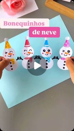 someone is making snowmen out of paper on a card with the words boneunhos de neve