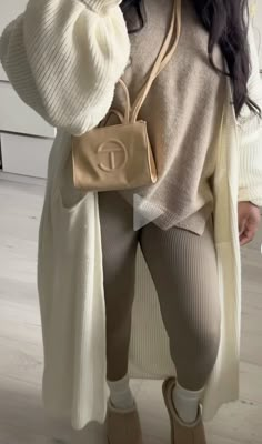 Beige Baddie Outfit, Balloon Cardigan Outfit, Cute Mum Outfits, Cozy Fall Outfits Black Women, Classy Cozy Outfits, Lash Tech Outfit Ideas, Beige Mom Aesthetic, Grey Outfits For Women, Birthday Guest Outfit