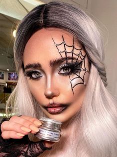 Halloween Half Face Makeup, Spider On Face Makeup, Spider Web Makeup, Maquillage Halloween Simple, Spider Makeup, Creative Halloween Makeup, Halloweenský Makeup, Holloween Makeup, Cute Halloween Makeup