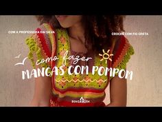 a woman wearing a colorful crochet dress with text overlay that reads, comos fazer mangas con pompon