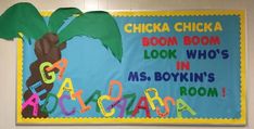 a bulletin board with the words chicka chicka boom, look who's in ms boykin's room