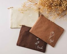 Espresso, caramel and oat Personalized Cosmetic Bags with birth flower image and name. Practical Bridesmaid Gifts, Make Up Cosmetics, Bridesmaid Makeup Bag, Custom Makeup Bags, Personalized Cosmetic Bags, Flower Makeup, Bachelorette Party Planning, Personalized Makeup Bags, Unique Makeup