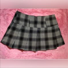 F21 Black Plaid Pleated Skirt Size Medium Bin D Black And White Plaid Skirt, White Plaid Skirt, Plaid Pleated Mini Skirt, Plaid Pleated Skirt, Printed Pleated Skirt, Black And White Plaid, Grey Plaid, Plaid Skirt, Pleated Mini Skirt