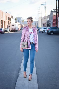 Pink velvet blazer Pink Velvet Blazer Outfit, Pink Velvet Blazer, Velvet Blazer Outfit, Velvet Outfits, Essentials Outfit, Bday Fits, Blazer Outfit Ideas, Simple Style Outfits, Velvet Clothes