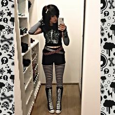 Scene Alt Fashion, Scene Fit Ideas, Scene Inspired Outfits, Emo Looks 2000s, Emo Fashion Aesthetic, Y2k Egirl, Scene Goth Outfits, Scene Leggings, Black And White Scene Outfit