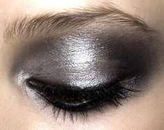 Silver Makeup, Silver Eyeshadow, Swag Makeup, Smink Inspiration, Make Up Inspo, Drummers, Smokey Eye Makeup, Pretty Makeup, Kate Moss