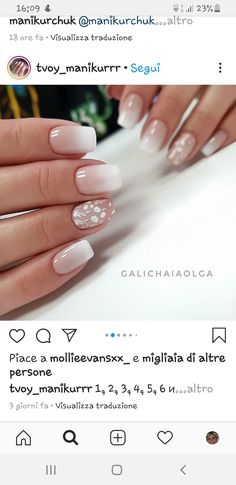 a woman's hand with french manies on it and the caption is in spanish