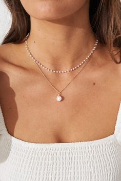 Layering Pearls And Gold, Pearl Necklace With Gold Chain, Silver And Pearl Necklace Layering, Gold Pearl Necklace Set, Layered Pearl Necklace Wedding, Pearl Necklace Layer, Pearl Necklaces Layered, Double Necklace Ideas, Prom Jewlrey Looks Gold