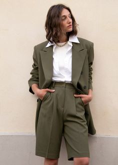 Bermuda Shorts: 9 Reasons Why You Shouldn't Be Afraid To Go Long - Style in the Way How To Style Bermuda Shorts, Short Suit, 가을 패션, Mode Vintage, Looks Vintage, Look Fashion, Classy Outfits, Aesthetic Clothes, Fashion Inspo Outfits