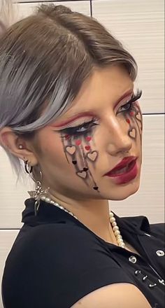 Queen Of Cards Makeup, Spooky Makeup Looks Halloween, Haloowin Makeup, Heartbreak Makeup, Hot Halloween Makeup, Alternative Halloween Costumes, Halloween Makeup Aesthetic, Cupid Costume Ideas, Cupid Makeup