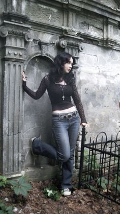 Vamp Clothes Aesthetic, Goth Witch Aesthetic Outfit, Goth And Grunge Outfits, Gothic Tomboy Outfits, 60s Goth Aesthetic, Cybergrunge Aesthetic Outfit, Goth Fall Outfits Grunge Style, Emo Jeans Outfit, Goth Pose Ideas