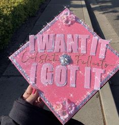 someone is holding up a pink graduation cap that says i want it to be got it