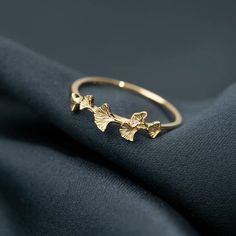 Stamp Ring Ideas, Nature Inspired Wedding Ring, Gingko Biloba, Glow Jewelry, Gold Leaf Rings, Pretty Jewelry Necklaces, Jewelry Nature, Leaf Engagement Ring, Nature Inspired Rings