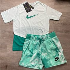 New With Tags Green Cotton Sporty Sets, Casual Green Playwear Sets, Green Casual Playwear Sets, Sporty Cotton Sets For Spring, Trendy Sports Sets For Spring, Nike Casual Cotton Sets, Casual Nike Cotton Sets, Casual Cotton Nike Sets, Casual Sports Sets For Spring