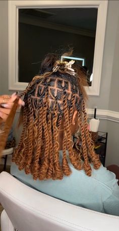 Honey Brown Invisible Locs, Honey Blonde Invisible Locs, Honey Blonde Twists Black Women, Brown Invisible Locs, Short Twists, Short Box Braids Hairstyles, Black Ponytail Hairstyles