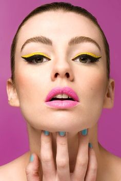 Yellow strips above the black, pink lips and blue nails...very spring! Eyeliner Hacks, Perfect Cat Eye, Eyeliner Tips, Eye Liner Tricks, Eyeliner Styles, Cat Eye Makeup, Colored Eyeliner, Winged Liner, Makeup Guide