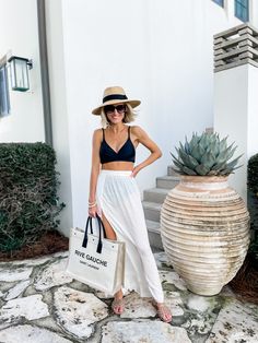 Beach Vibe Outfit For Women, Beach Hotel Outfit Ideas, Beach Island Outfit, Mauritius Outfit Ideas, Summer Beach Holiday Outfits, Beach Outfits 2023 Fashion Trends, Versatile Outfits For Travel, Hotel Outfit Ideas Summer, Beach 2023 Outfit