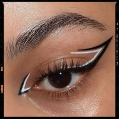 Black and White Graphic Liner  - Makeup Looks Inspiration Black And White Graphic Liner, Very Easy Makeup, White Eyeliner Makeup, Black And White Makeup, Vampire Bride, Cute Eye Makeup, Black And White Graphic, Graphic Makeup