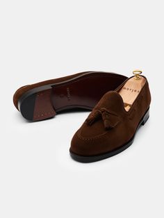 Der Tassel Loafer | Mittelbraunes Wildleder | Versandkostenfrei | MORJAS Timeless Tassel Loafers With Leather Sole For Galas, Elegant Loafers With Tassels For Galas, Mens Tassel Loafers, Brown Suede Loafers, Mens Life, Black Love Couples, Boot Straps, Business Dress, Loafer Sneakers