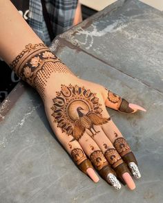 Peacock Mehndi Designs, Short Mehndi Design, Palm Mehndi Design, Beautiful Henna, Engagement Mehndi Designs, Latest Bridal Mehndi Designs, Mehndi Designs Front Hand