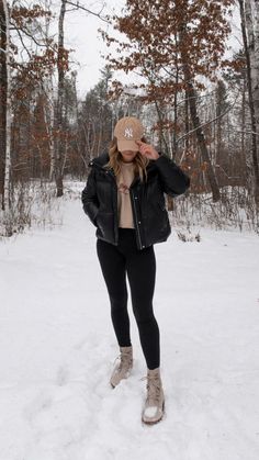 https://www.instagram.com/madelinebajczyk/p/CYC06fdg1jy/?utm_medium=copy_link Snow Mountain Outfits For Women, Outfit Ideas Mountains Winter, Outfit In Snow Weather, Mountain Dress Outfit Winter, Rain Jacket Outfit Winter, Plus Size Trip Outfits, Winter Walk Outfit Casual, Lake Arrowhead Winter Outfit, Ankle Snow Boots Outfit