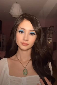 Vintage Blue Eyeshadow Look, Lana Del Rey Blue Eyeshadow, Love Witch Makeup, Coquette Halloween Costume, 60s Halloween Costume, Haft Vintage, 60s Makeup, Blue Eyeshadow Looks, 70s Makeup