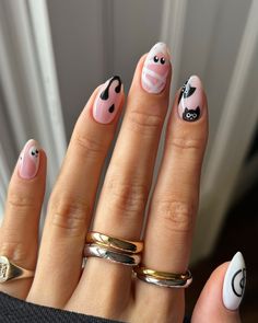 Descubre diseños de uñas elegantes que elevarán tu estilo. Mix Match, Halloween