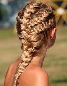 Tresse collée cheveux mi long - La tresse collée en 20 déclinaisons tendance - Elle Golden Hairstyle, Fishtail Braid, Cool Braid Hairstyles, Cool Braids, Festival Hair, Braids For Long Hair, Box Braids Hairstyles, French Braid, Kourtney Kardashian