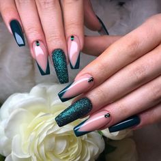 Coffin Nail Ideas Green, Emerald Green Nails Coffin, Emerald Green Nails Acrylic Coffin, Emerald Nails Acrylic, Emerald Green Nails Design, Green Acrylic Nails Designs, Emerald Green Nail Ideas, Hunter Green Nails, Green Prom Nails