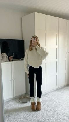 cosy clean girl outfit Out Fit Inspo Clean Girl, Cleab Girl Style, Autumn Style Inspiration Outfit Ideas, Outfit Ideas Everyday Winter, Outfits Idea For School, Cute Outfits Clean Girl, Greys Anatomy Outfit Ideas, Clean Girl Leggings Outfit, That Girl Outfits Aesthetic