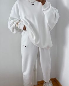 Nike Sweat Suit, White Tracksuit, Jogging Outfit, Sweats Outfit, Fashion Top Outfits, Cute Lazy Outfits, Lazy Outfits