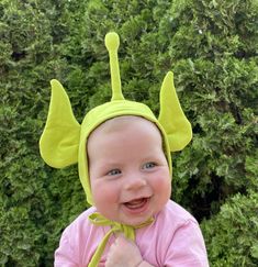 Alien baby hat/ alien hat/Little Green Men hat/ Alien/green alien baby hat/alien toddler hat/green baby bonnet ** some sizes sold out **  Bright green alien hat is made of soft cotton, has soft cotton inner lining and is the cutest alien baby hat perfect for Halloween.  The alien antenna pokes up on the top of the bright green bonnet and the alien ears are both pointy and soft with inner cotton batting for added stability.  Also available with bloomers. This set is a bright vivid green.  Multipl Adjustable Green Hat For Playtime, Adjustable Themed Green Hat, Adjustable Green Themed Hat, Adjustable Green Novelty Costume Hat, Cute Green Cap Hat, Adjustable Green Fun Costume Hats And Headpieces, Green Adjustable Fun Costume Hats And Headpieces, Adjustable Green Hat For Play, Green Adjustable Costume Hats And Headpieces