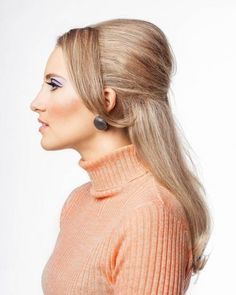 32%20Cute%20’60s%20Hairstyles%20for%20all%20the%20Vintage%20Hair%20Lovers Beehive Hairstyles, 60s Costume, Night Hair, High Bun Hairstyles, 1960s Hair, Mod Hair