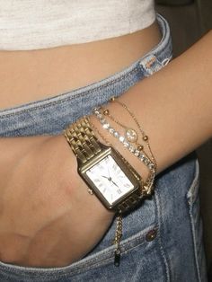 Wrist Stack Watch, Hand Jwellary Unique, Bracelets Stack Aesthetic, Jewlerie Aesthetic Gold, Every Day Jewelry, Watch Stacked With Bracelets, Bracelet Pictures Ideas, Bracelet Stack With Watch, Gold Bracelet Aesthetic