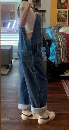 Summer Overall Outfits Jeans, Black Oversized Overalls Outfit, Overalls Wide Leg, Overall Grunge Outfit, Big Overalls, Long Overalls Outfit