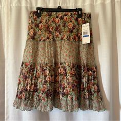 This Is An Adorable Floral Mint Skirt With Pink, Red, And Purple Flowers. It Is A Size Xl And Is From The Brand Karen Kane Sold At Macy’s. It Is Brand New With Tags. It Is The Provence Boho Short Skirt. It Is Made In The Usa 68% Cotton 32% Silk. It Has A Slip Underneath And An Elastic Waistband. Funky Fits, Red And Purple Flowers, Mint Skirt, Red And Purple, Karen Kane, Short Skirt, Summer Clothes, Purple Flowers, Pink Red