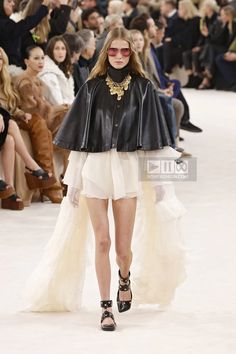 2020s Fashion, Chloe Fashion, Paris Fashion Week Runway, Large Fashion, Paris Fashion, Chloe, Paris Fashion Week, Fall Winter, Women Wear