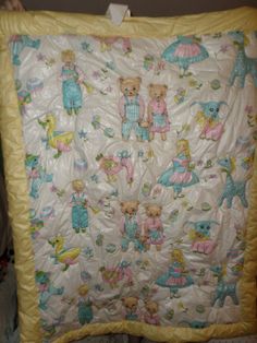 there is a baby quilt with teddy bears on it