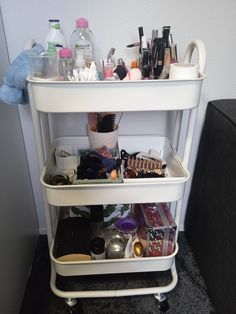 Organizing beauty Vanity Cart, Cart Organization, Room Organization Bedroom, Hangout Room, Studio Apartment Living, Easy Room Decor, Uni Room, Dorm Room Organization, Small Closet Organization